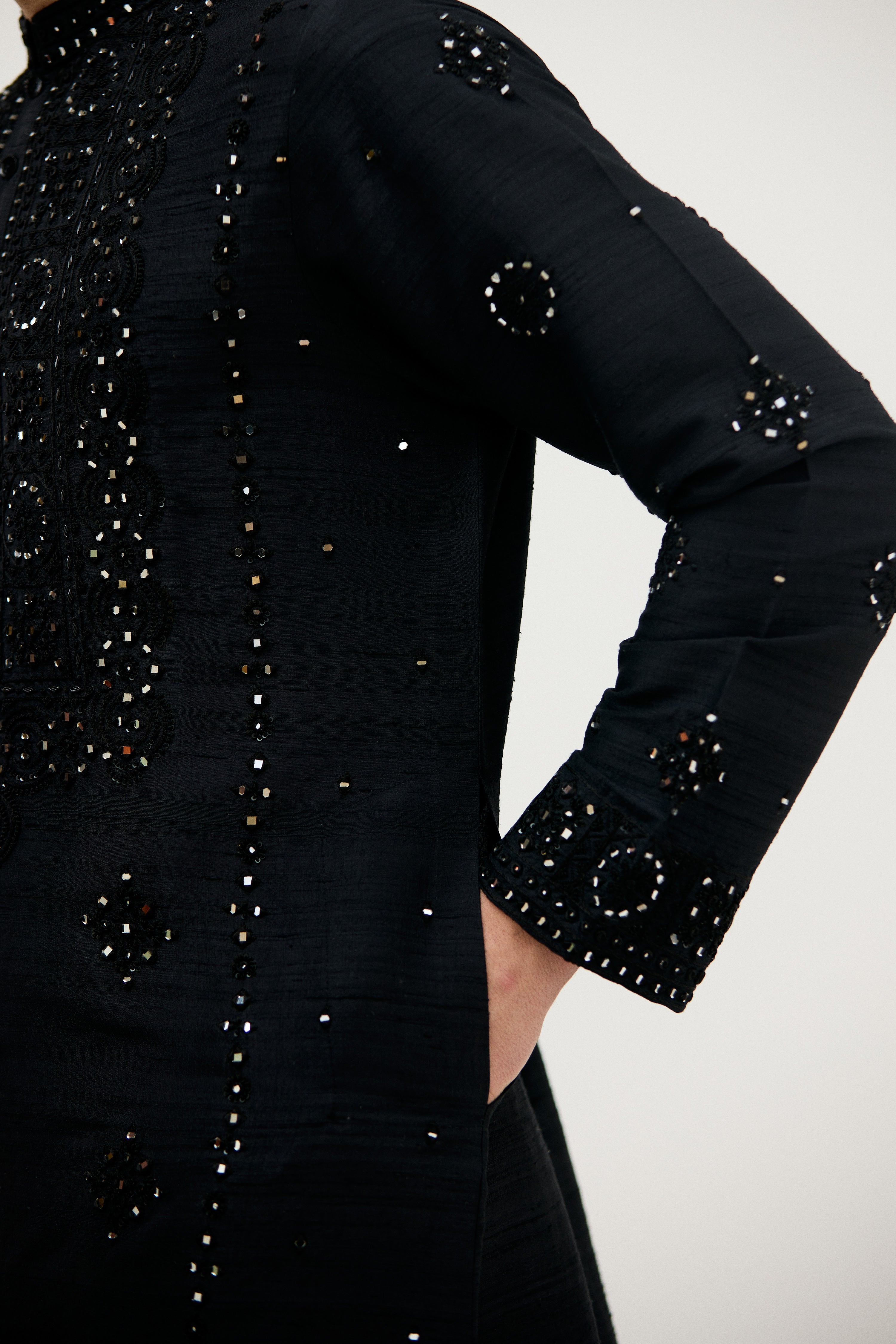 Aaina-e-Noor Resham Sequin French Knot Kurta Set